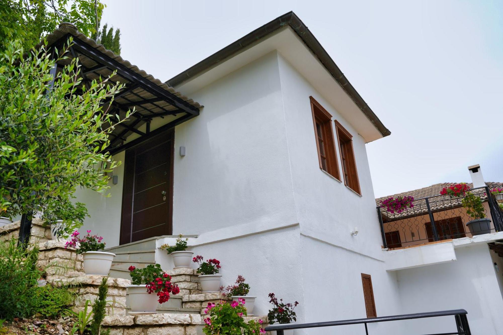 Emblematic House 4 *